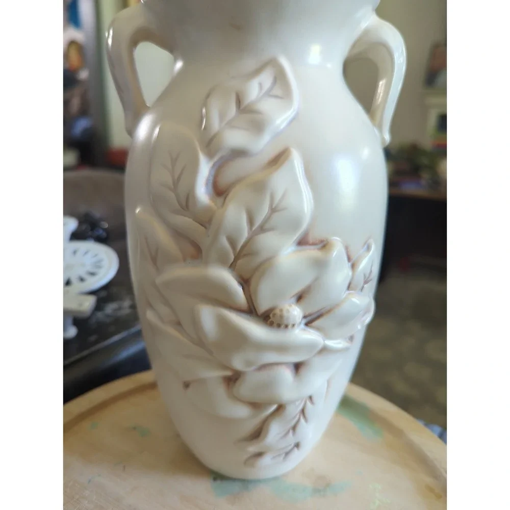 Vintage Red Wing Art Deco Ivory 3D Me Magnolia Flower Pottery Vase